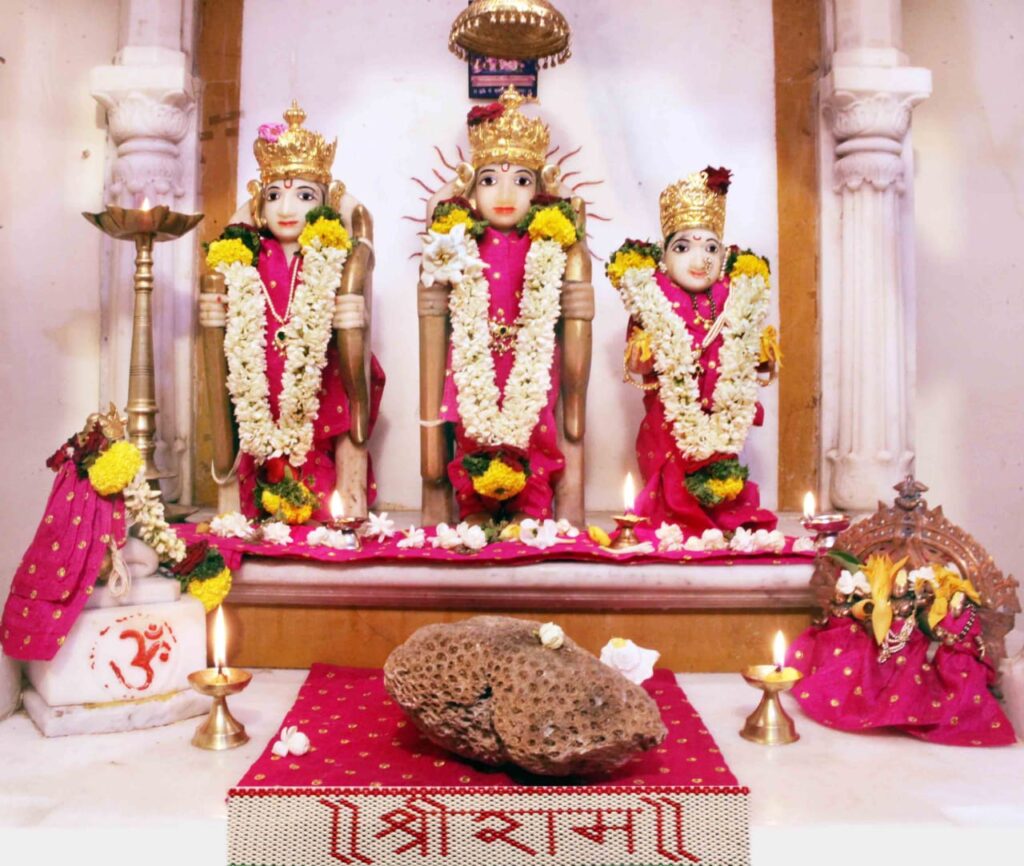 पुण्यातील सदावर्ते राम मंदिरातील श्री राम, माता सीता, लक्ष्मण मूर्ती सुमारे १५०० वर्ष जुन्या आहेत. राम नवमी निमित्त खास छायाचित्रे Img 20210421 wa0015