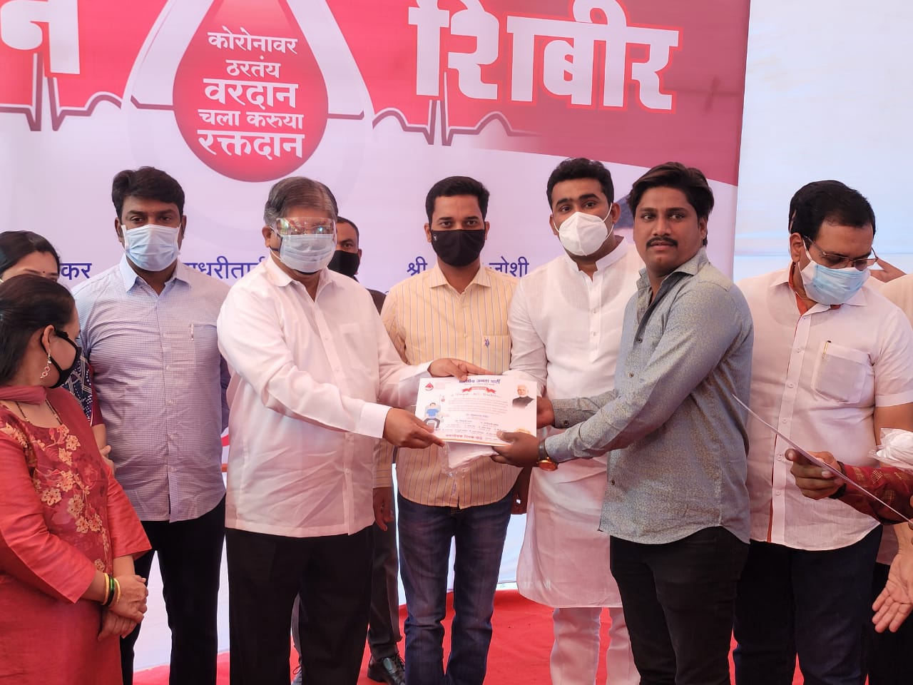 कोरोनाच्या गंभीर परिस्थितीत केलेल्या आवाहनाला कमी वेळेत  प्रतिसाद १०१ रक्तादात्यांनी केले रक्तदान