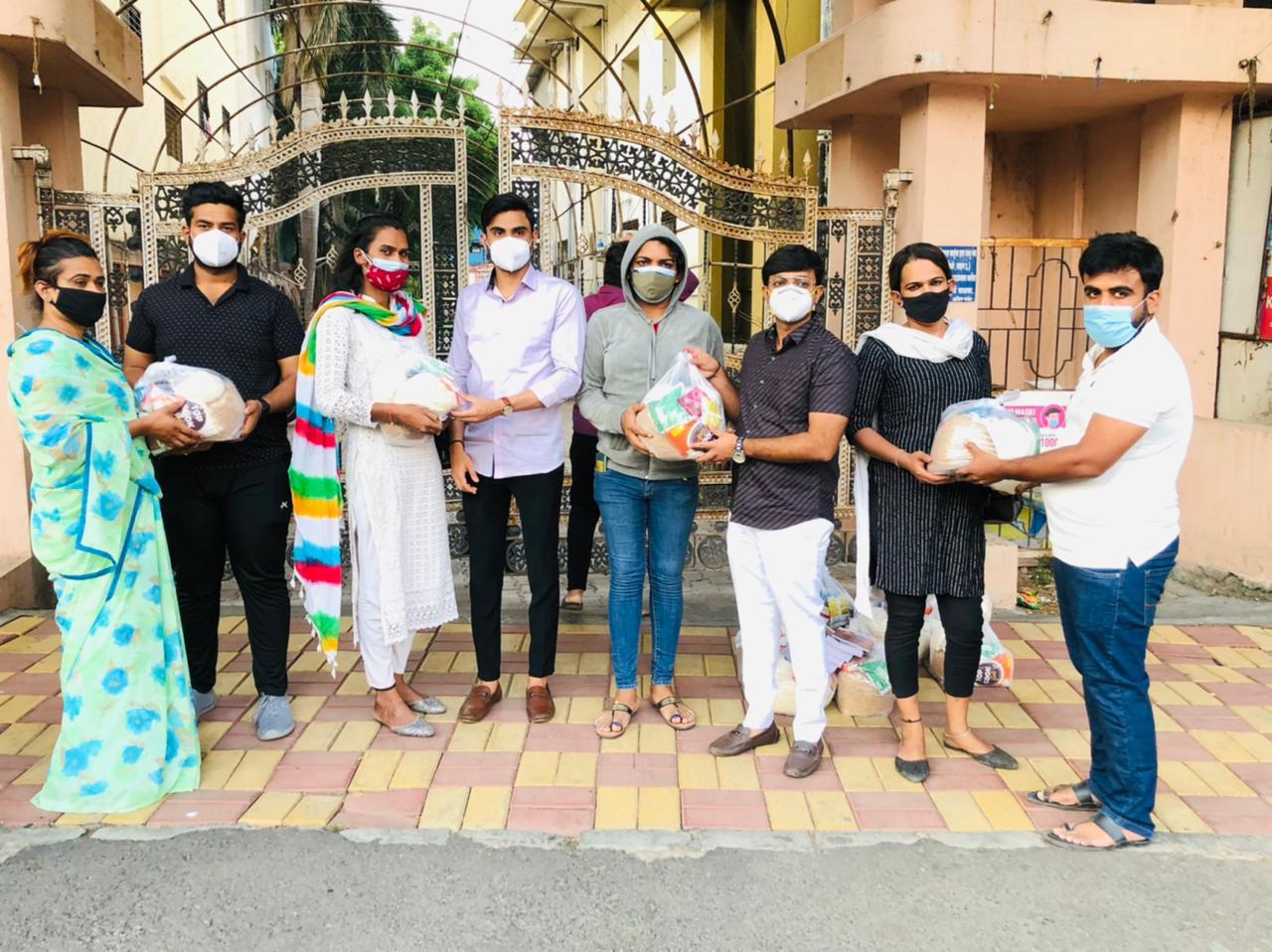 ‘एक मदत तृतीयपंथीयांसाठी’हेलपिंग हँड चे तृतीयपंथीयांना शिधा वाटप ‘एक मदत तृतीयपंथीयांसाठी’हेलपिंग हँड चे तृतीयपंथीयांना शिधा वाटप