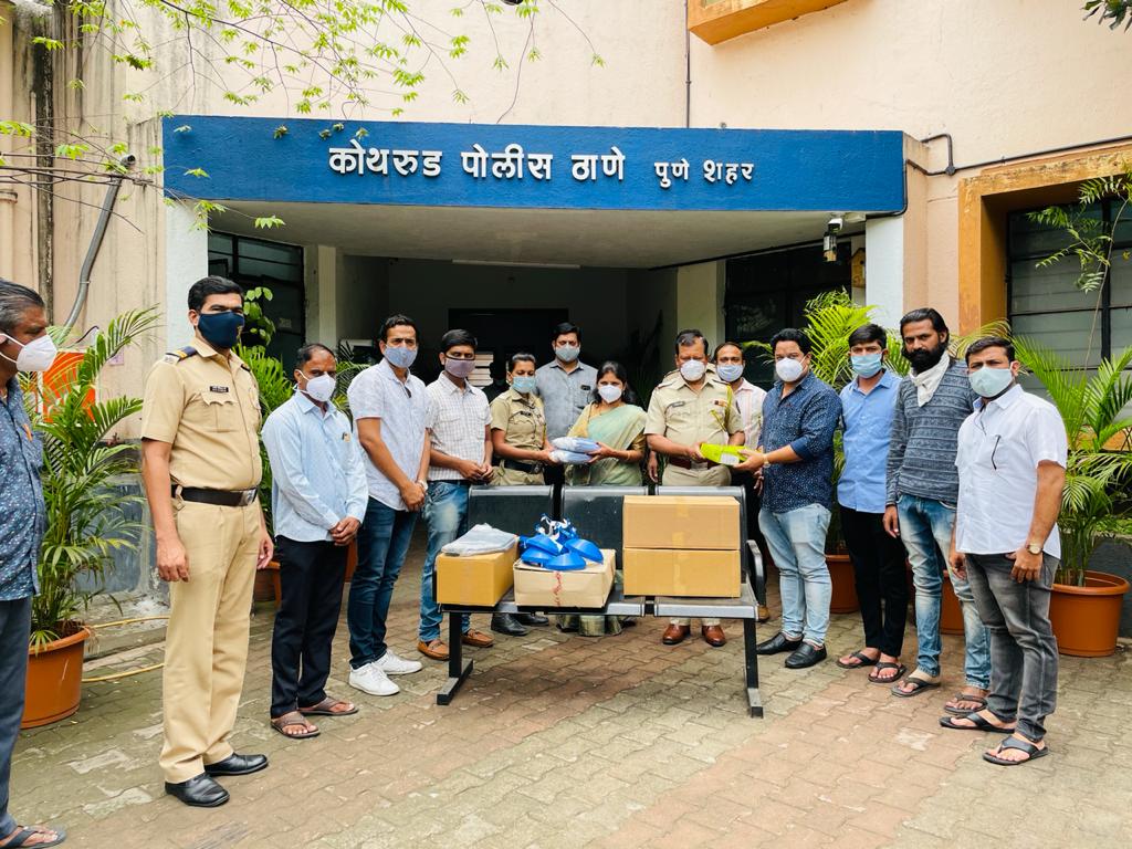 नगरसेविका अल्पना वरपे यांच्याकडून कोथरुड पोलीस स्टेशनला कोरोना सुरक्षा किट..