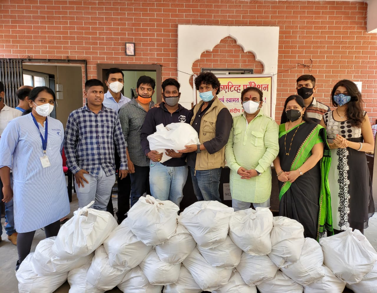 निर्माता व दिग्दर्शकांनी नफ्यातील काही वाटा पडद्यामागील कलाकार व तंत्रज्ञ यांच्यासाठी ठेवावा – प्रवीण तरडे