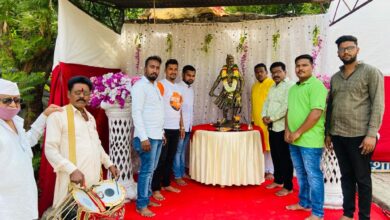 कर्वेनगरमध्ये छत्रपती संभाजी महाराजांच्या मूर्तीला दुग्धाभिषेक..