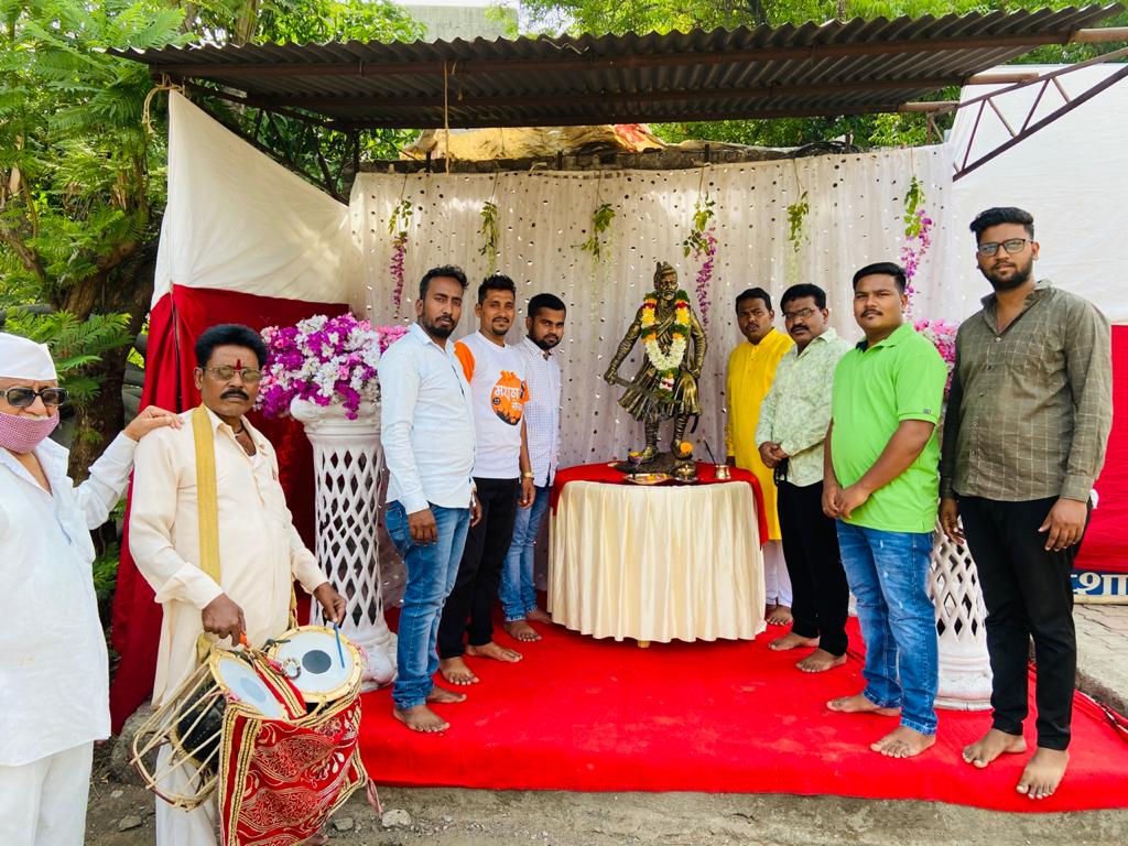 कर्वेनगरमध्ये छत्रपती संभाजी महाराजांच्या मूर्तीला दुग्धाभिषेक..