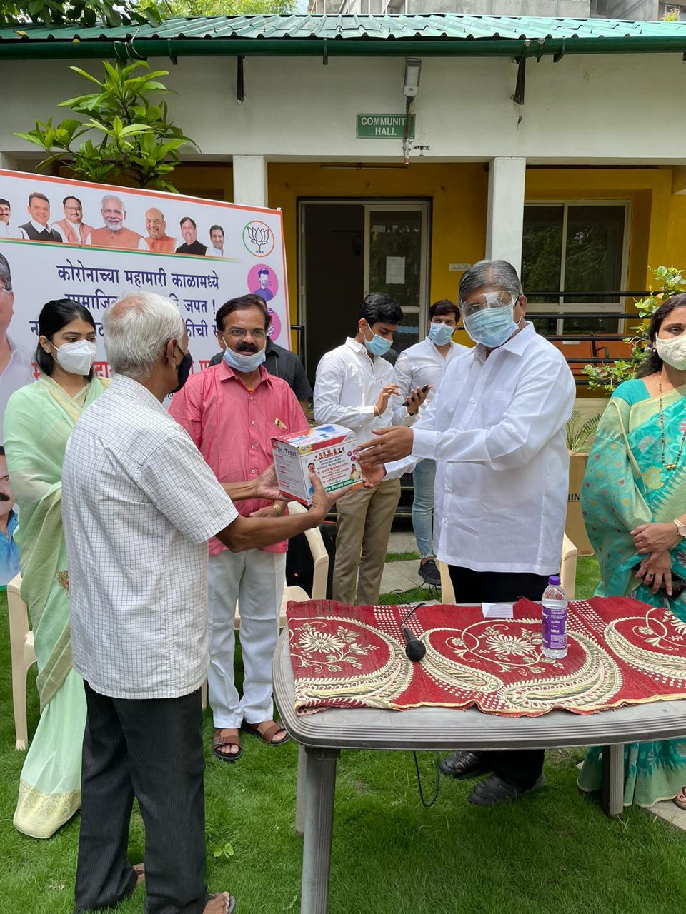 बाणेर – बालेवाडीतील नागरिकांना सुरक्षित राहण्यासाठी स्टीम वेपराझर चे वाटप ; भाजपचे प्रकाश बालवडकर यांचा स्तुत्य उपक्रम