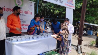 भाजपकडून कोथरूडमधील प्रभाग ११ मध्ये गरजू नागरिकांना 2 वेळचे मोफत जेवण वाटप