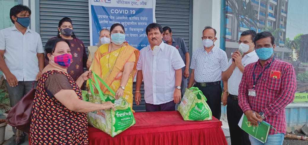 आर. के. लुंकड चॅरिटेबल ट्रस्टच्या वतीने ऑल आर्टिस्ट फाऊंडेशनच्या कलाकारांना गृहपयोगी साहित्याचे वाटप