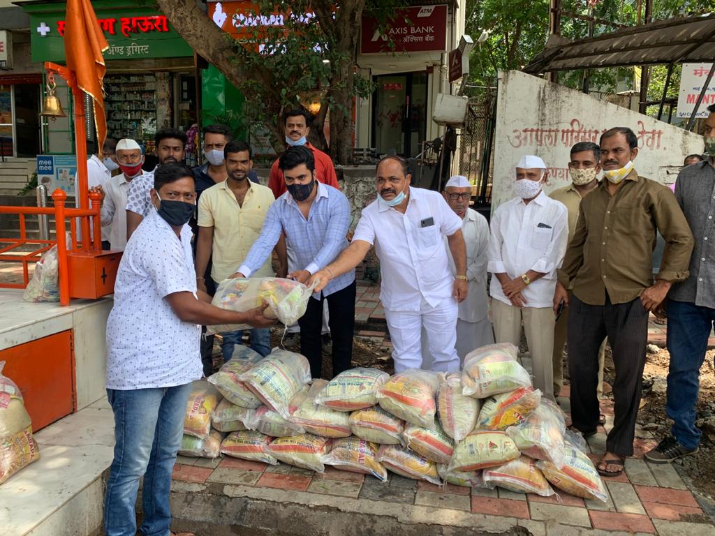 शिवम सुतार यांच्याकडून सुतारवाडी मधील रिक्षा चालकांना एक महिन्याच्या अन्नधान्याची मदत