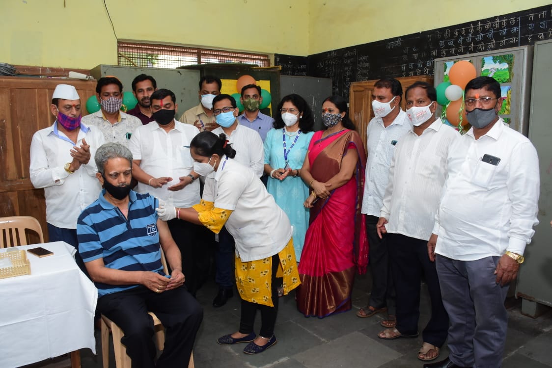 यशवंतराव चव्हाण विद्यालयात लसीकरण केंद्र सुरू ; स्थानिक नगरसेवक रामचंद्र कदम यांच्या हस्ते लसीकरण मोहिमेला सुरुवात