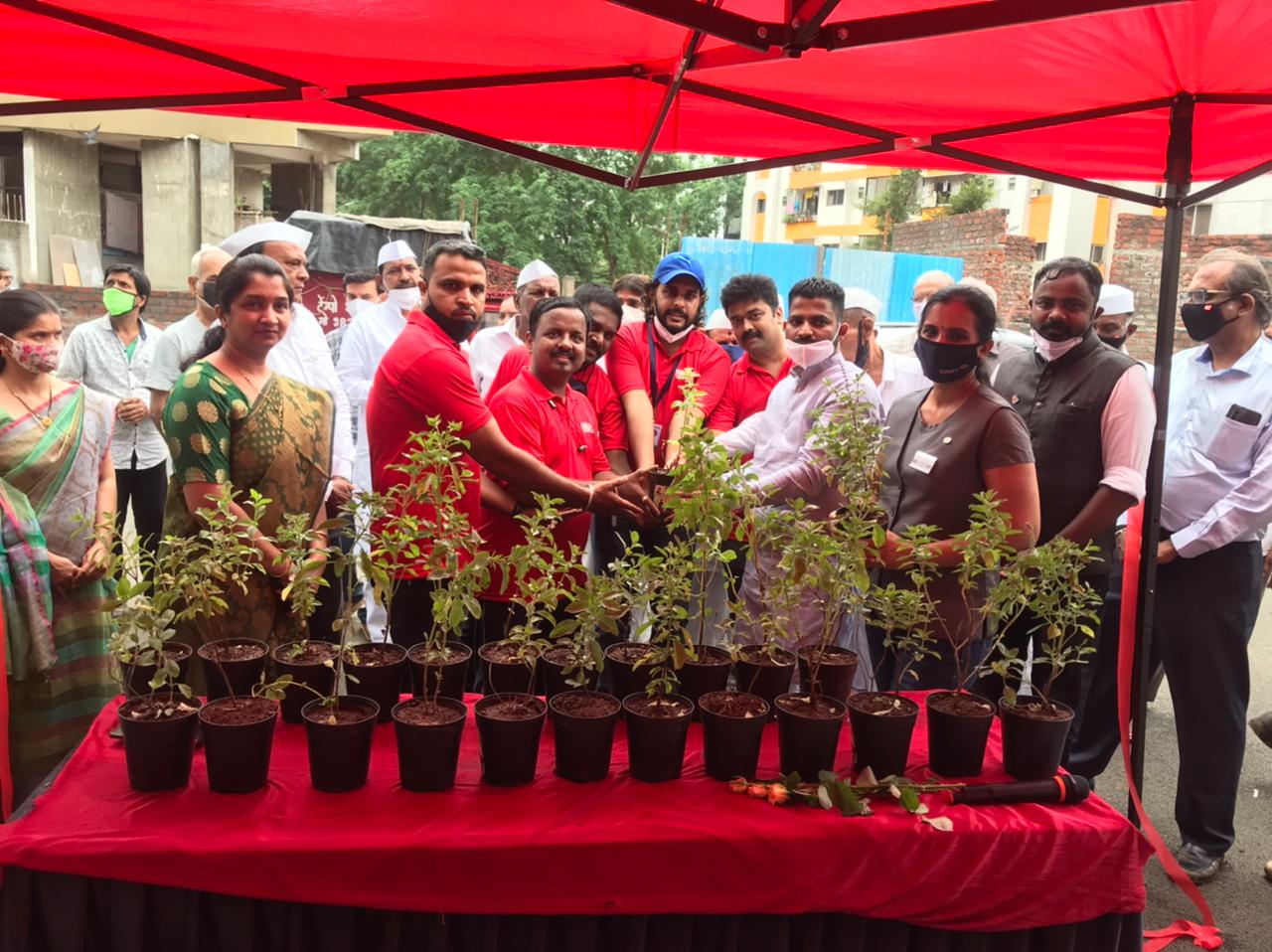 पर्यावरण दिन व प्रवीण दुधाने यांच्या वाढदिवसानिमित्त १५००० कुटुंबियांना तुळशीचे रोप वाटप..