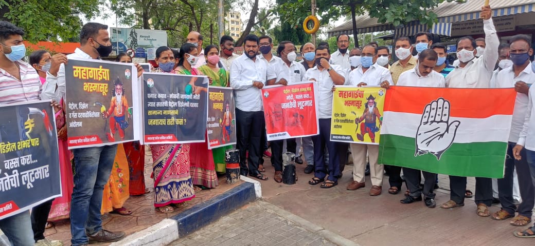 पेट्रोल-डिझेल दरवाढीविरोधात काँग्रेसचे कोथरूडमध्ये पेट्रोलपंपासमोर आंदोलन