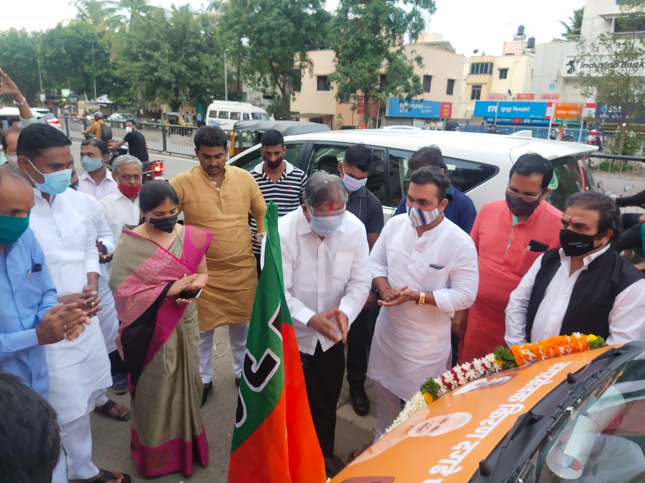 चंद्रकांत पाटील यांच्या वाढदिवसानिमित्त नगरसेवक किरण दगडे पाटील यांच्या वतीने फिरता जनसेवा आत्मनिर्भर रथ सुरू ; नागरीकांना होणार हा फायदा.. चंद्रकांत पाटील यांच्या वाढदिवसानिमित्त नगरसेवक किरण दगडे पाटील यांच्या वतीने फिरता जनसेवा आत्मनिर्भर रथ सुरू ; नागरीकांना होणार हा फायदा..