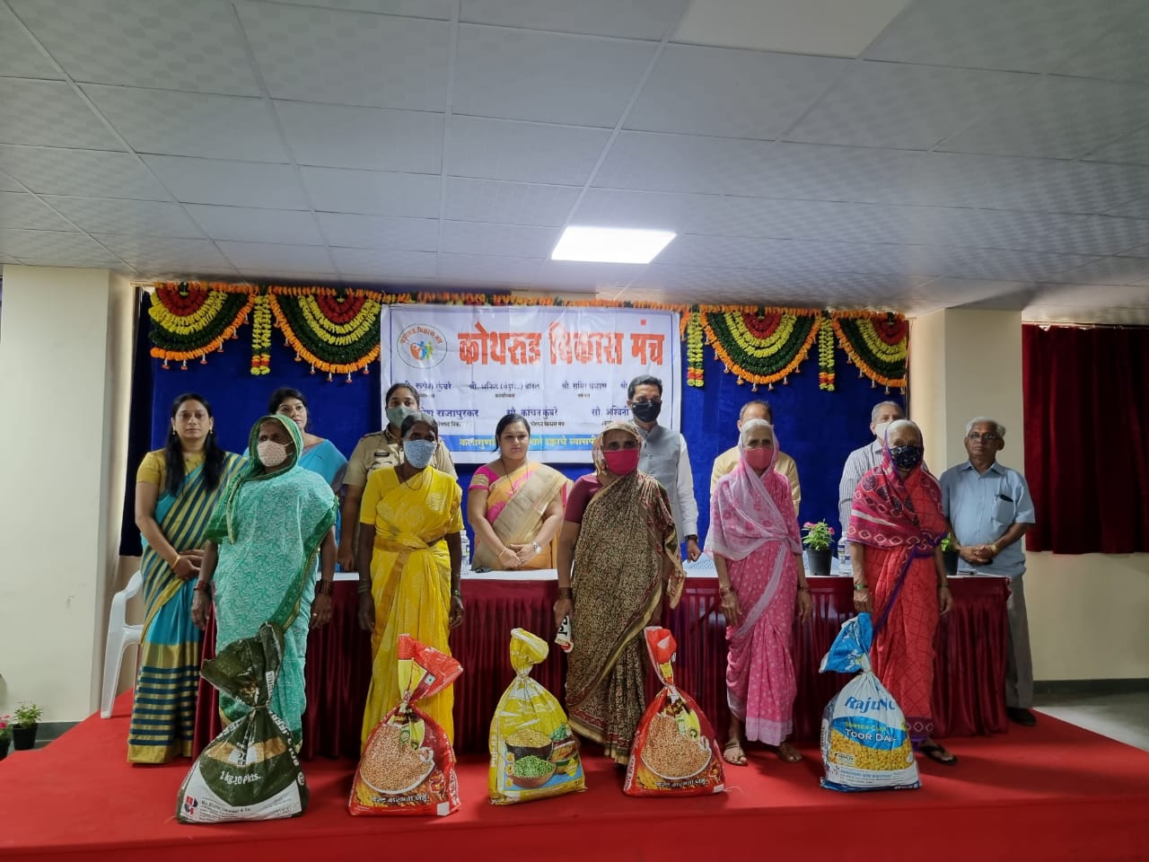 कोथरूड विकास मंचातर्फे विधवा महिलांना धान्य वाटप तसेच झाड दत्तक योजनेतून रोपे वाटप कार्यक्रम संपन्न
