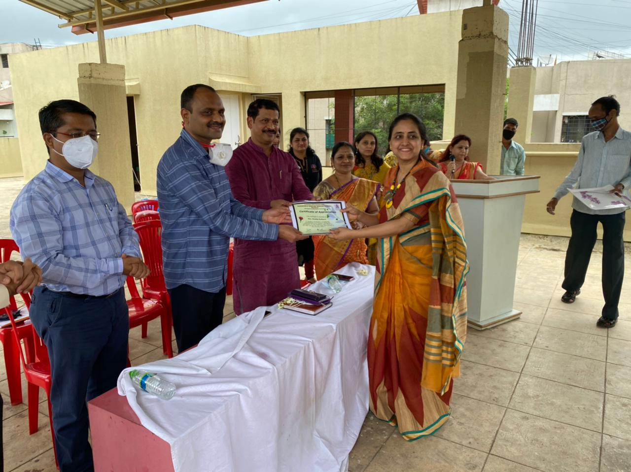 पेरिविंकल शाळेच्या कोविड वॉरियर्सचा सांगली व सोलापूरच्या तहसीलदारांकडून सन्मान