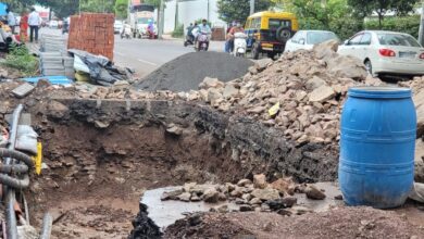 खोदाईमुळे पुण्यातील रस्त्यांची दुरावस्था ; आयुक्त व अधिकाऱ्यांनी दुचाकी वरून पाहणी करावी..