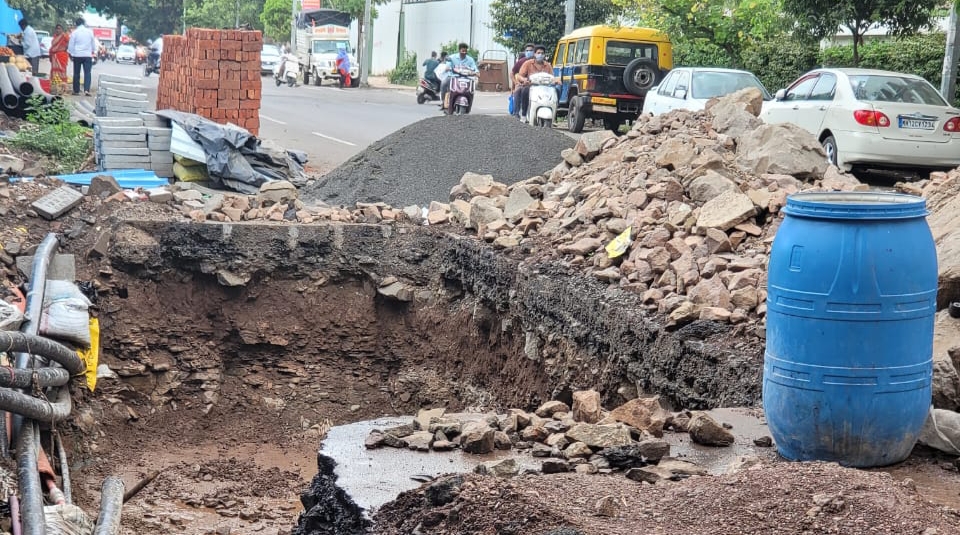 खोदाईमुळे पुण्यातील रस्त्यांची दुरावस्था ; आयुक्त व अधिकाऱ्यांनी दुचाकी वरून पाहणी करावी.. खोदाईमुळे पुण्यातील रस्त्यांची दुरावस्था ; आयुक्त व अधिकाऱ्यांनी दुचाकी वरून पाहणी करावी..