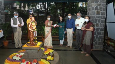 अण्णांची लेक” पुरस्कार कर्वे संस्थेची विद्यार्थिनी कु. आर्या व्यवहारे हिला प्रदान..