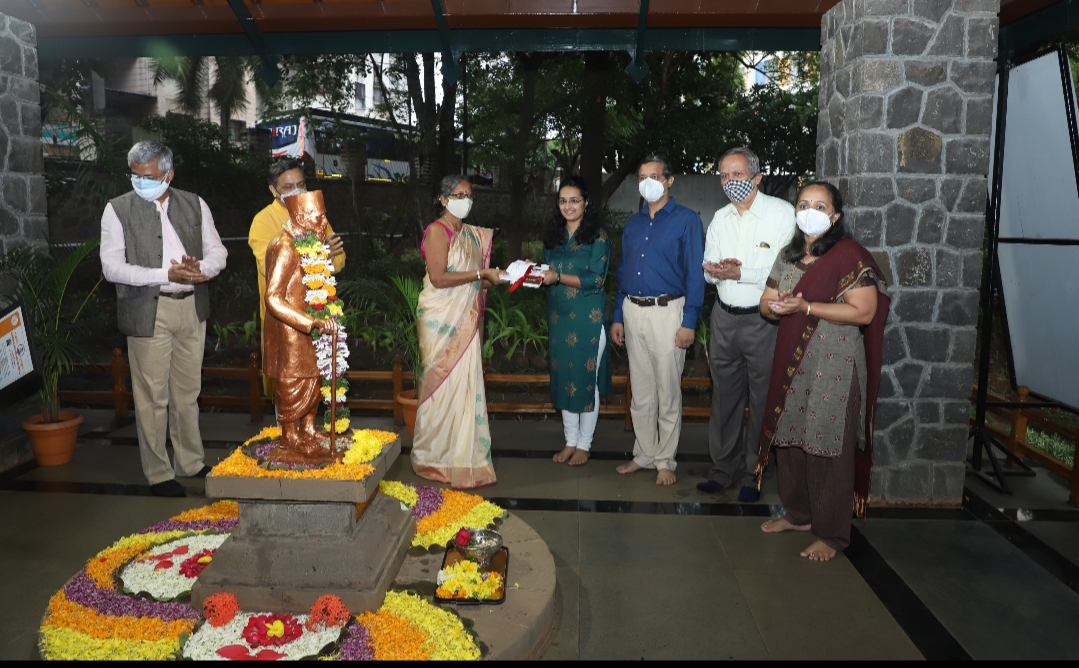 अण्णांची लेक” पुरस्कार कर्वे संस्थेची विद्यार्थिनी कु. आर्या व्यवहारे हिला प्रदान..