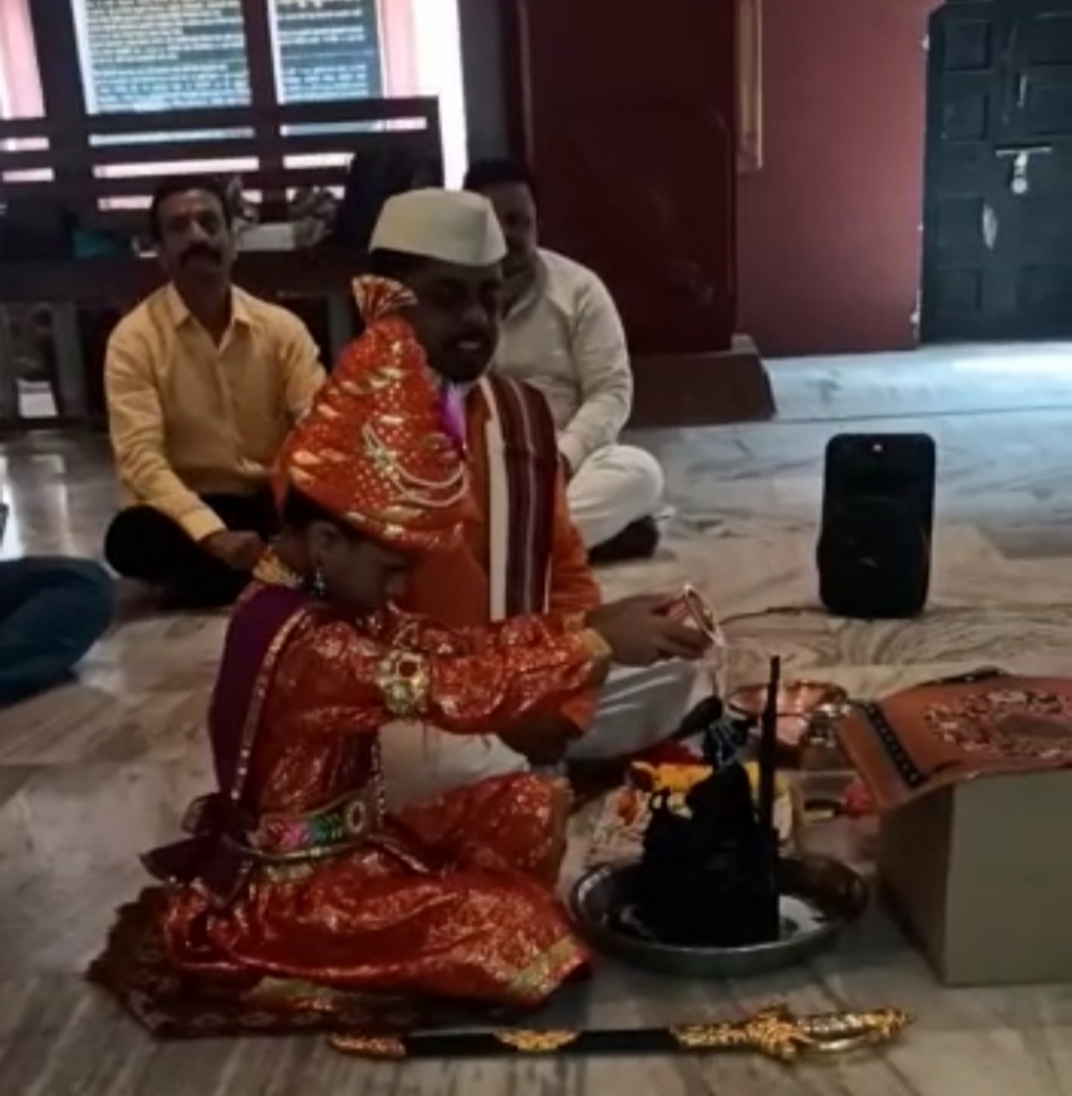 लाल महालात छत्रपती शिवरायांच्या वेशभूषेतील बाल कलाकाराच्या हस्ते दुधाने शिव राज्याभिषेक सोहळा व्हिडिओसह बातमी… लाल महालात छत्रपती शिवरायांच्या वेशभूषेतील बाल कलाकाराच्या हस्ते दुधाने शिव राज्याभिषेक सोहळा व्हिडिओसह बातमी…
