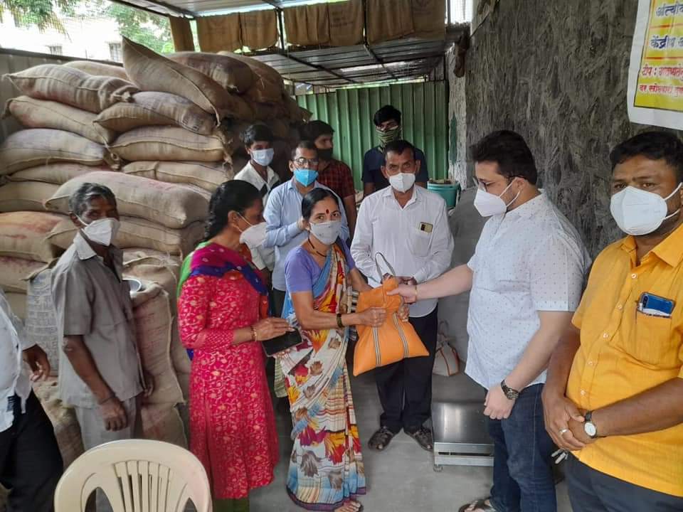 बंद पडलेली रेशन कार्ड हर्षवर्धन मानकर यांच्या प्रयत्नांमुळे सुरू ; धान्य मिळण्याचा मार्ग मोकळा..