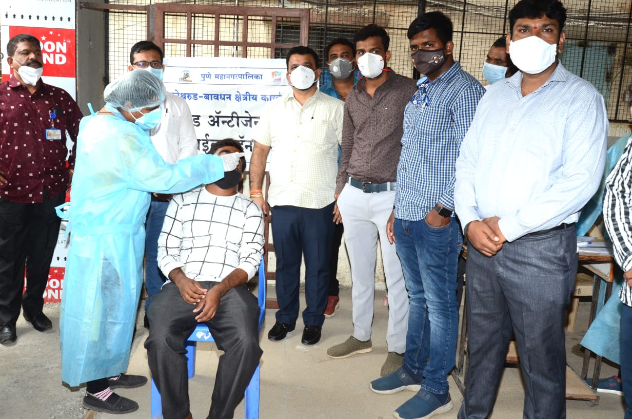 व्यापारी सुरक्षित तर ग्राहक सुरक्षित ; पृथ्वीराज सुतार यांच्या प्रयत्नांतून गुजरात कॉलनी मधील व्यापाऱ्यांची रॅपिड अँन्टीजेन टेस्ट