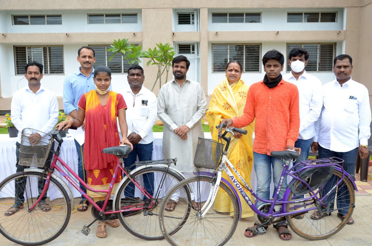 सायकल मिळाल्याने गरजु विद्यार्थ्यांच्या चेहऱ्यावर आनंदाचे भाव ; नगरसेविका लक्ष्मी दुधाने व स्वप्नील दुधाने यांचा स्तुत्य उपक्रम