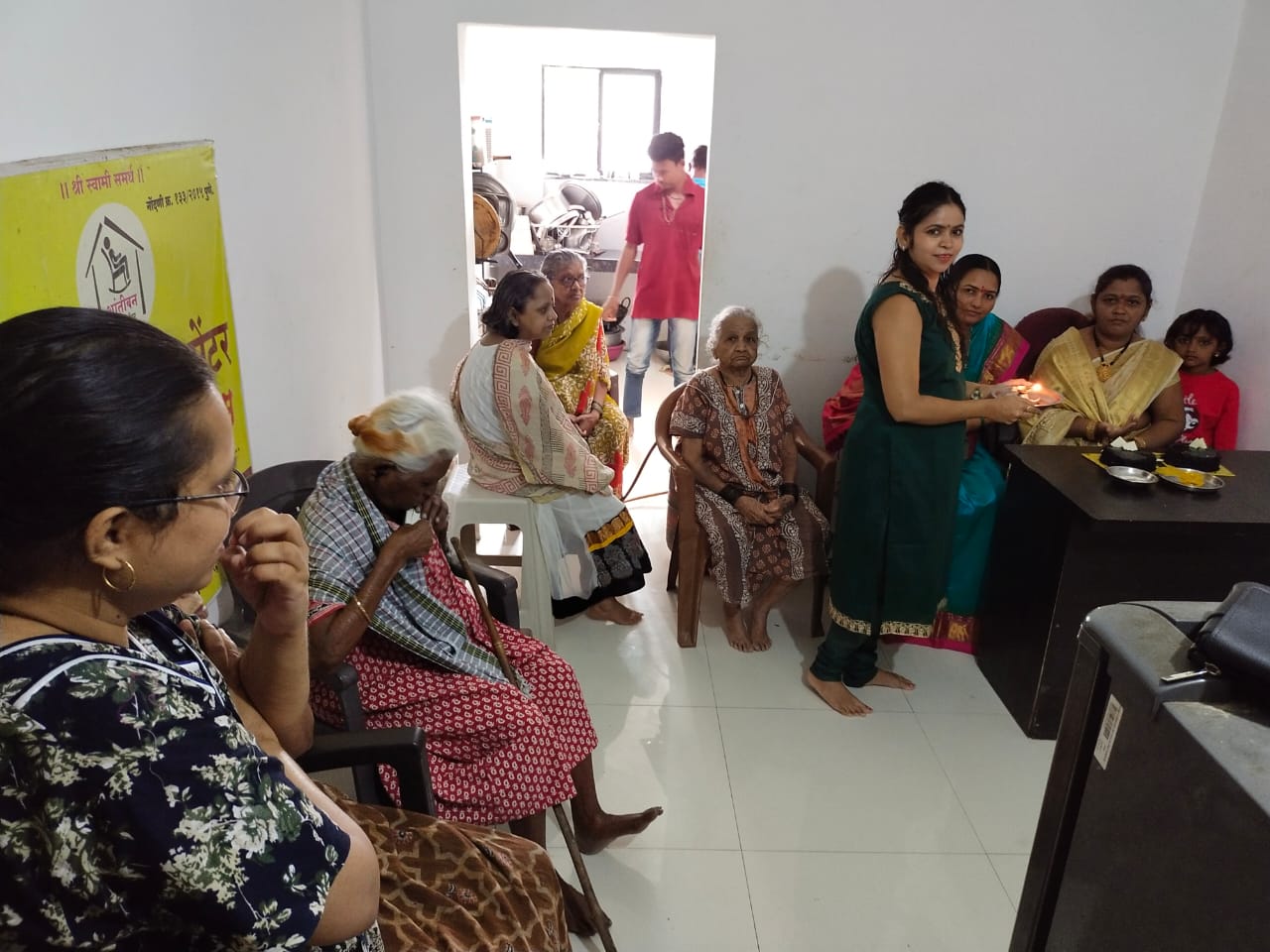 वृद्धाश्रमात वाढदिवस साजरा करत सुजाता झंजे व शोभा वांजळे यांचा ज्येष्ठांच्या जीवनात आनंद निर्माण करण्याचा प्रयत्न..