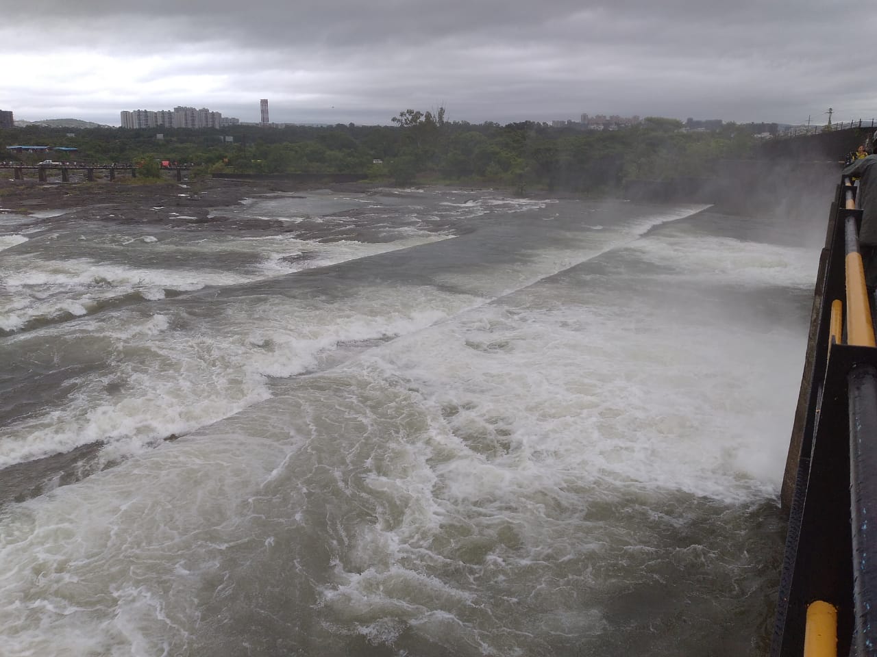 रात्री ११ वाजता खडकवासल्यातून  २५ हजार वेगाने विसर्ग वाढविला; नदीकाठच्या नागरिकांना सावधानतेचा इशारा