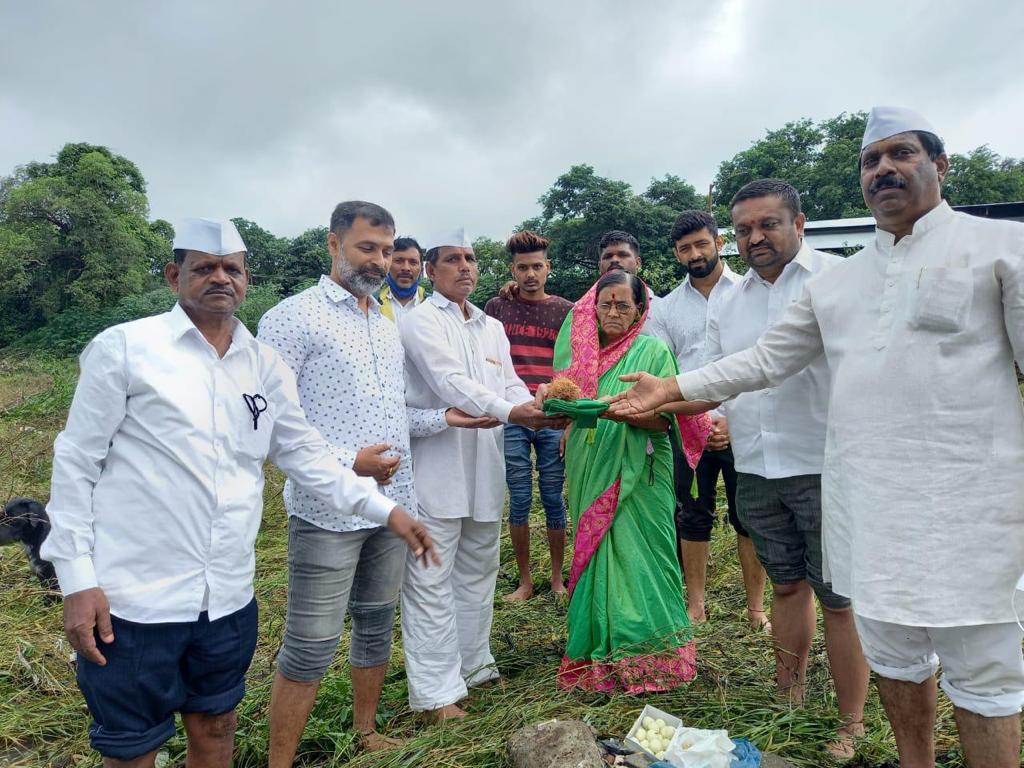 वारजेत मुठा नदीतील पाण्याचे जलपूजन ; सचिन बराटे व दत्ता झंजे यांचा नदीपात्र प्रदूषणविरहित व स्वच्छ ठेवण्याचा संकल्प..