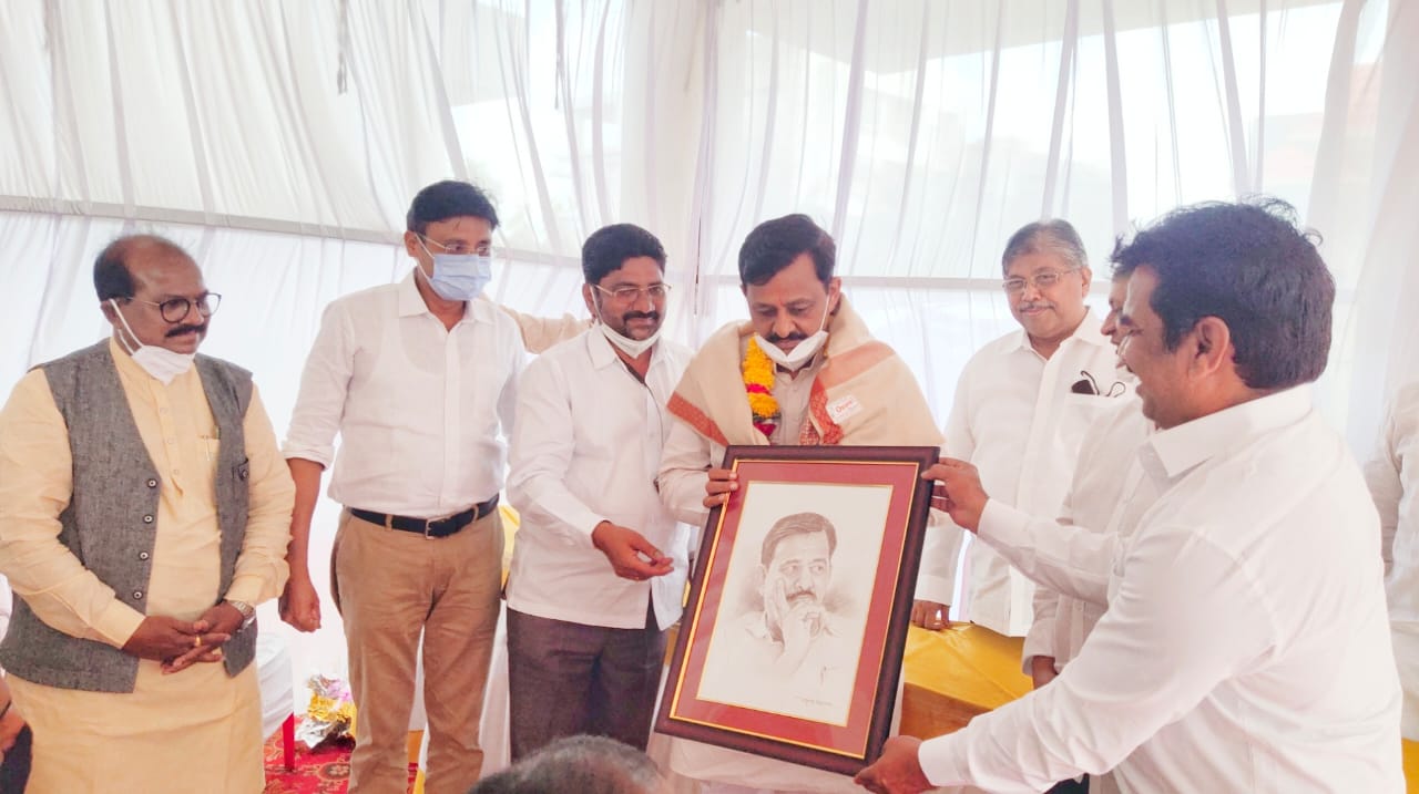 बार्शी ही गुणवत्तेची खाण! चंद्रकांत पाटील व सुभाष देशमुखांचे गौरवोद्गार; जेष्ठ पत्रकार राजा माने यांच्या निवासस्थानी सदिच्छा- संवाद