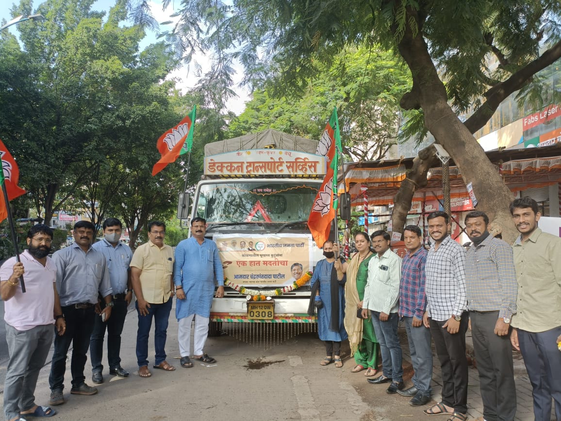 चंद्रकांत पाटील यांचा कोकणातील पूरग्रस्तांना मदतीचा हात जीवनावश्यक वस्तूंच्या १५ ट्रक रवाना