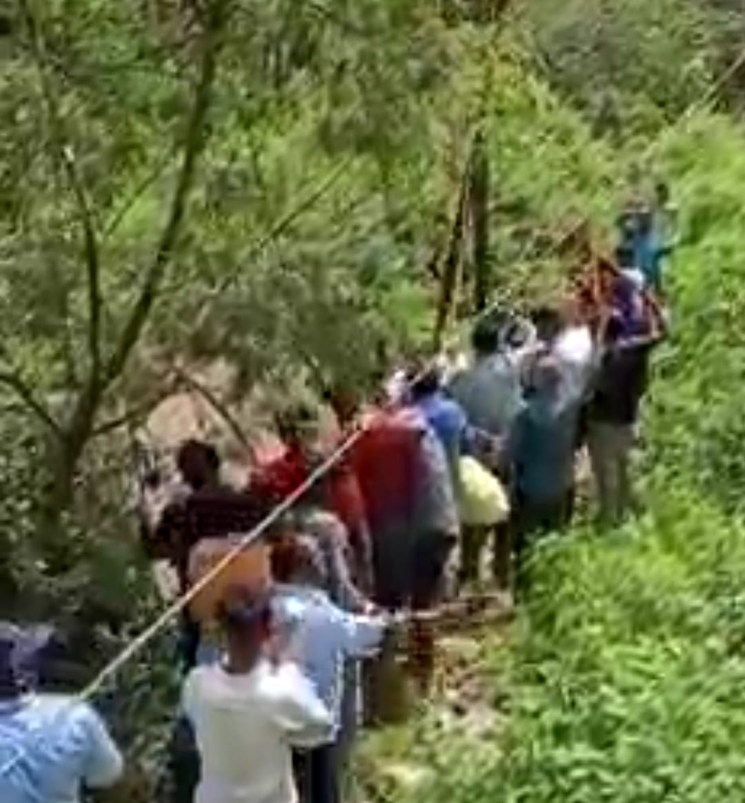 पुणे अग्निशमन दलाने केली गाईची सुटका.. पहा थरारक प्रसंगाचा व्हिडिओ