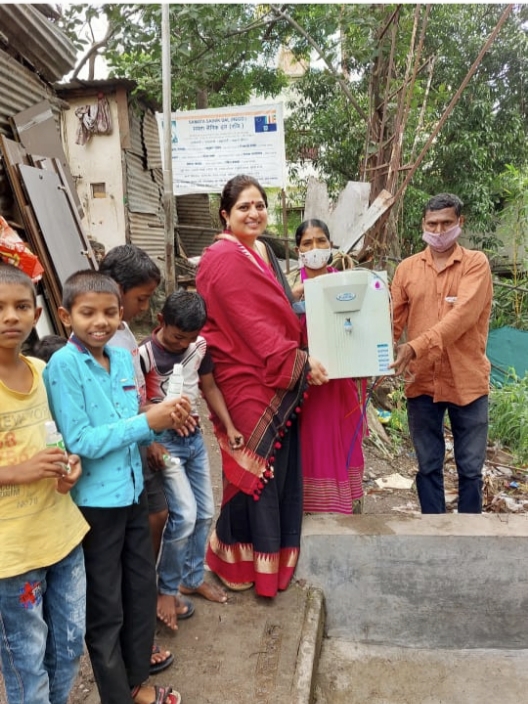 एमआयटी रस्ता परिसरातील कुटुंबांना पल्लवी गाडगीळ यांच्याकडून वॉटर फिल्टरचे वाटप