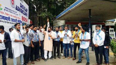 इंधन दरवाढी विरोधात पुणे शहर व जिल्हा विद्यार्थी काँग्रेसची स्वाक्षरी मोहीम व निषेध आंदोलन..