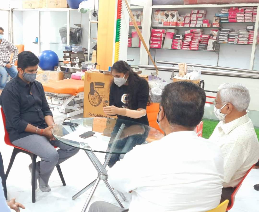 अपघातात हात गमावलेल्या श्रावणीला आमदार शिरोळेंकडून ‘रोबोटिक हात’ अपघातात हात गमावलेल्या श्रावणीला आमदार शिरोळेंकडून ‘रोबोटिक हात’