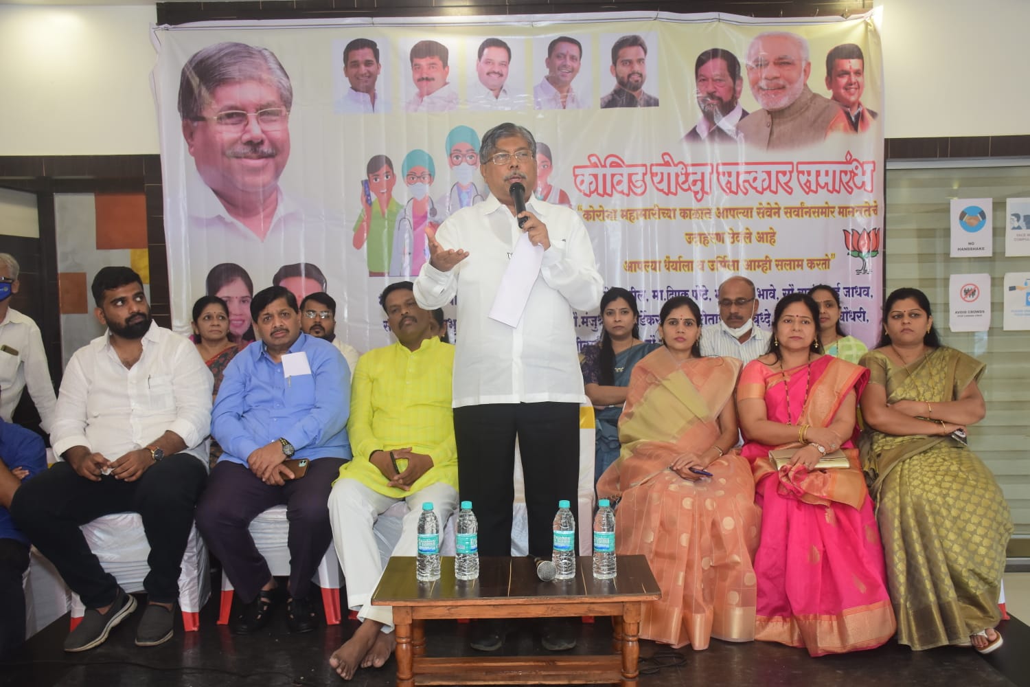 कोथरूडमधील कोविड योद्धयांचा चंद्रकांत पाटील यांच्या हस्ते सत्कार