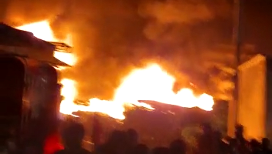 पुण्यात उत्तमनगर भागातील गॅरेजला भीषण आग, दोन बस जळून खाक ; पहा व्हिडिओ