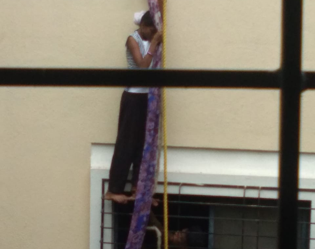 चौथ्या मजल्यावरील खिडकीतून पडणाऱ्या मुलीचे अग्नीशमन दलाने वाचवले प्राण ; पुण्यातील घटना पाहा व्हिडिओ…