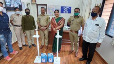 भाजपा महिला आघाडीतर्फे पोलीस बांधवांना राखी बांधून रक्षा बंधन साजरे करण्यात आले.