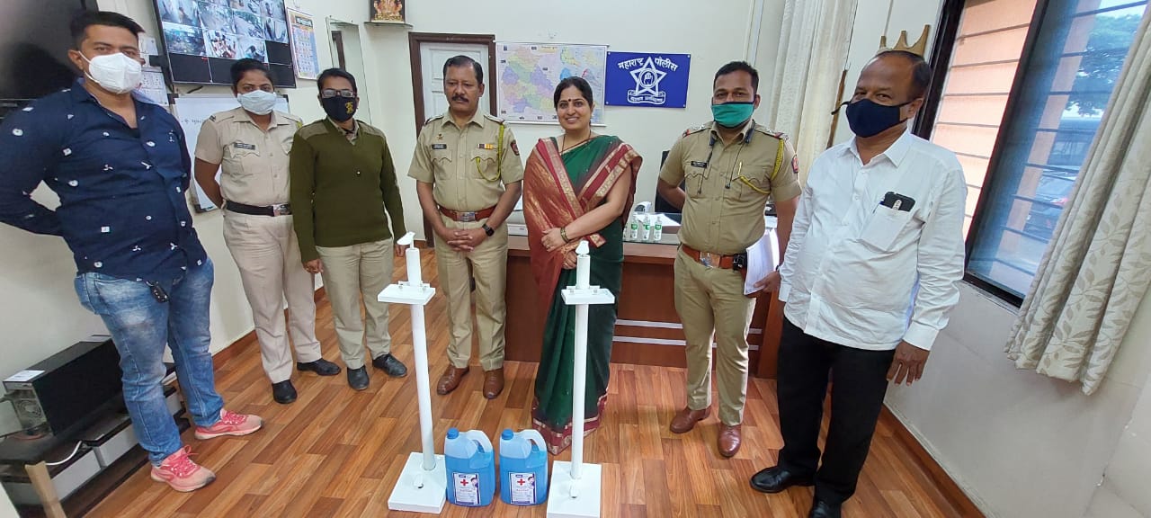 भाजपा महिला आघाडीतर्फे पोलीस बांधवांना राखी बांधून रक्षा बंधन साजरे करण्यात आले.