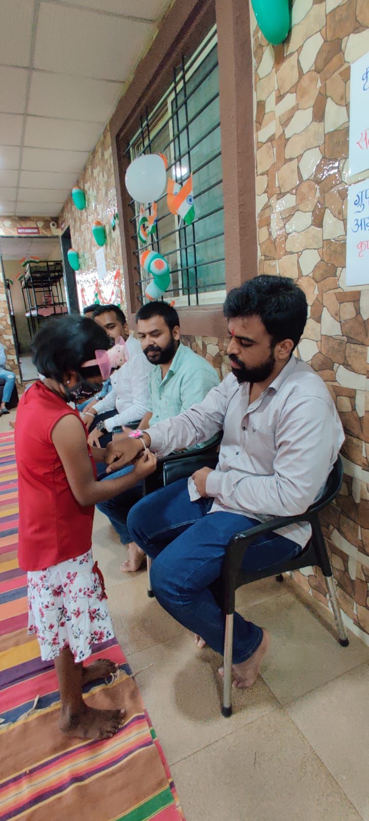 एड्सग्रस्त भगिनींबरोबर राखीपोर्णिमा साजरी