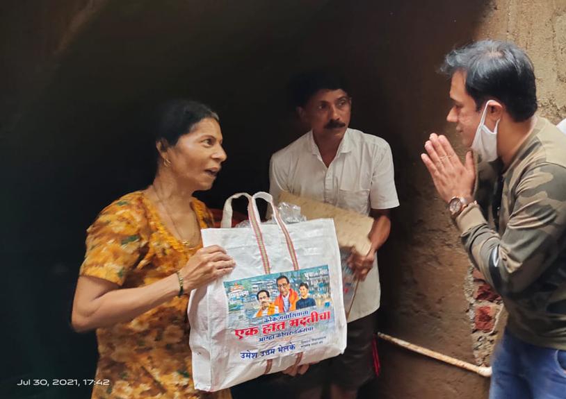 कोकणवासियांना एक हात कर्तव्यरुपी मदतीचा आम्हा कोथरुडकरांचा ; उमेश भेलके यांच्याकडून पूरग्रस्त भागात मदत.. कोकणवासियांना एक हात कर्तव्यरुपी मदतीचा आम्हा कोथरुडकरांचा ; उमेश भेलके यांच्याकडून पूरग्रस्त भागात मदत..