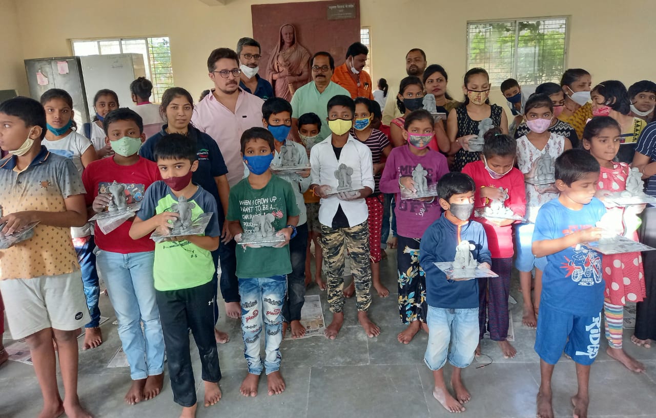 कोथरुडमध्ये मुलांनी बनवल्या लाडक्या बाप्पाच्या शाडूमातीच्या मूर्ती ; दीवा प्रतिष्ठानकडून शिबिराचे आयोजन..