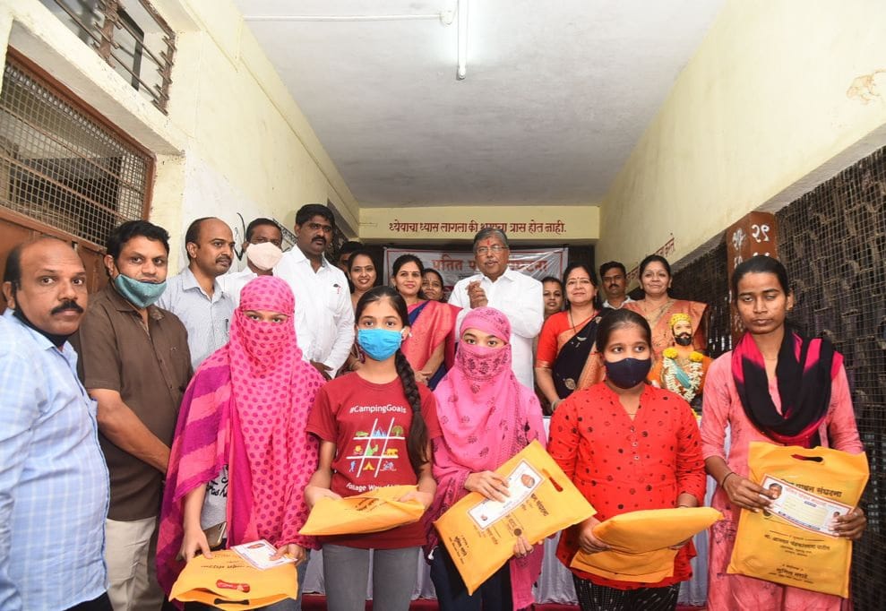 वडीलकीच्या नात्याने सणासुदीच्या काळात वस्ती विभागातील मुलींसाठी नवीन कपडे शिवण्याचा उपक्रम – चंद्रकांत पाटील.