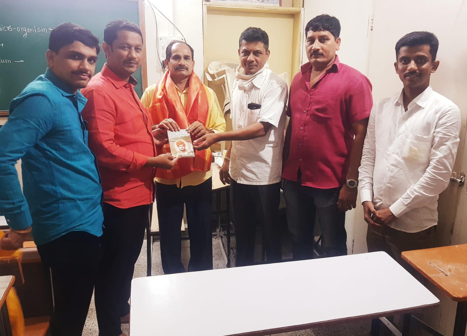 शिक्षक दिनानिमित्त कर्वेनगरमधील शिक्षकांचा चेतन भालेकर यांच्याकडून सन्मान..