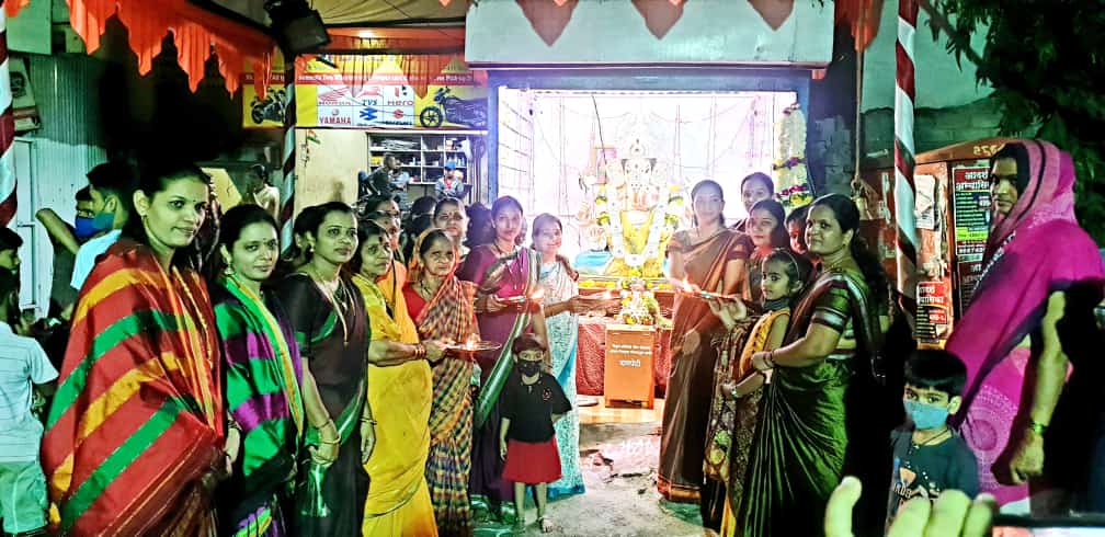 कर्वेनगरमधील विठ्ठल रुक्मिणी मित्र मंडळाकडून महिलांना गणरायाच्या आरतीचा मान..