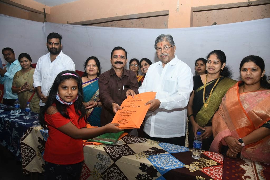 वस्तीविभागातील गरजू मुलींनी त्यांना नेमकी कश्या प्रकारची मदत हवी आहे ते मला पत्र लिहून कळवावे – चंद्रकांत पाटील