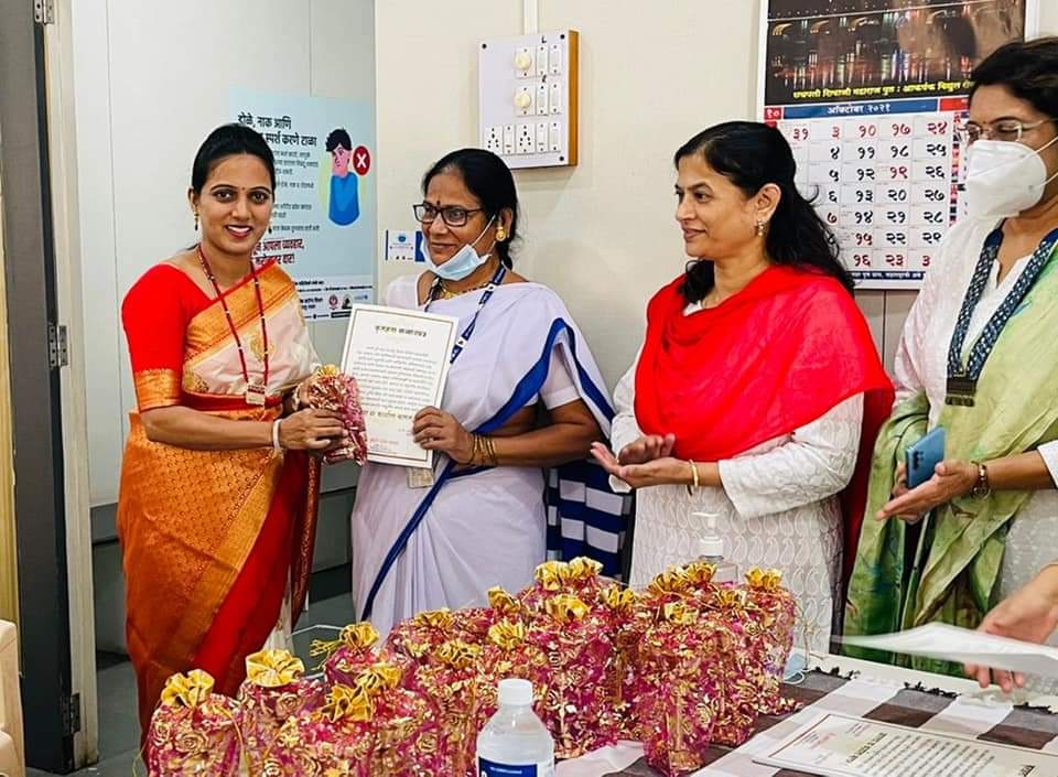 कोथरुडमधील नवदुर्गा महिलांचा नगरसेविका हर्षाली माथवड यांच्याकडून सन्मान..