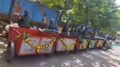 शहराचे आरोग्य राखणाऱ्या कचरावेचकांच्या ढकलगाड्यांची स्वच्छता करून पुण्यात साजरी झाली दसऱ्याची पूर्वसंध्या