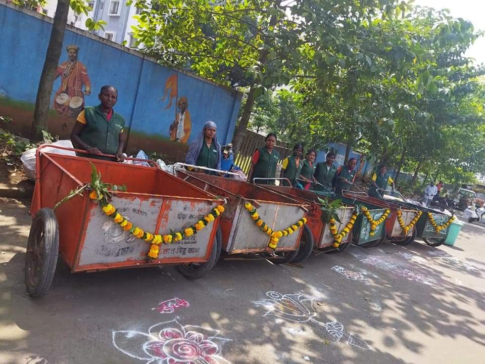 शहराचे आरोग्य राखणाऱ्या कचरावेचकांच्या ढकलगाड्यांची स्वच्छता करून पुण्यात साजरी झाली दसऱ्याची पूर्वसंध्या