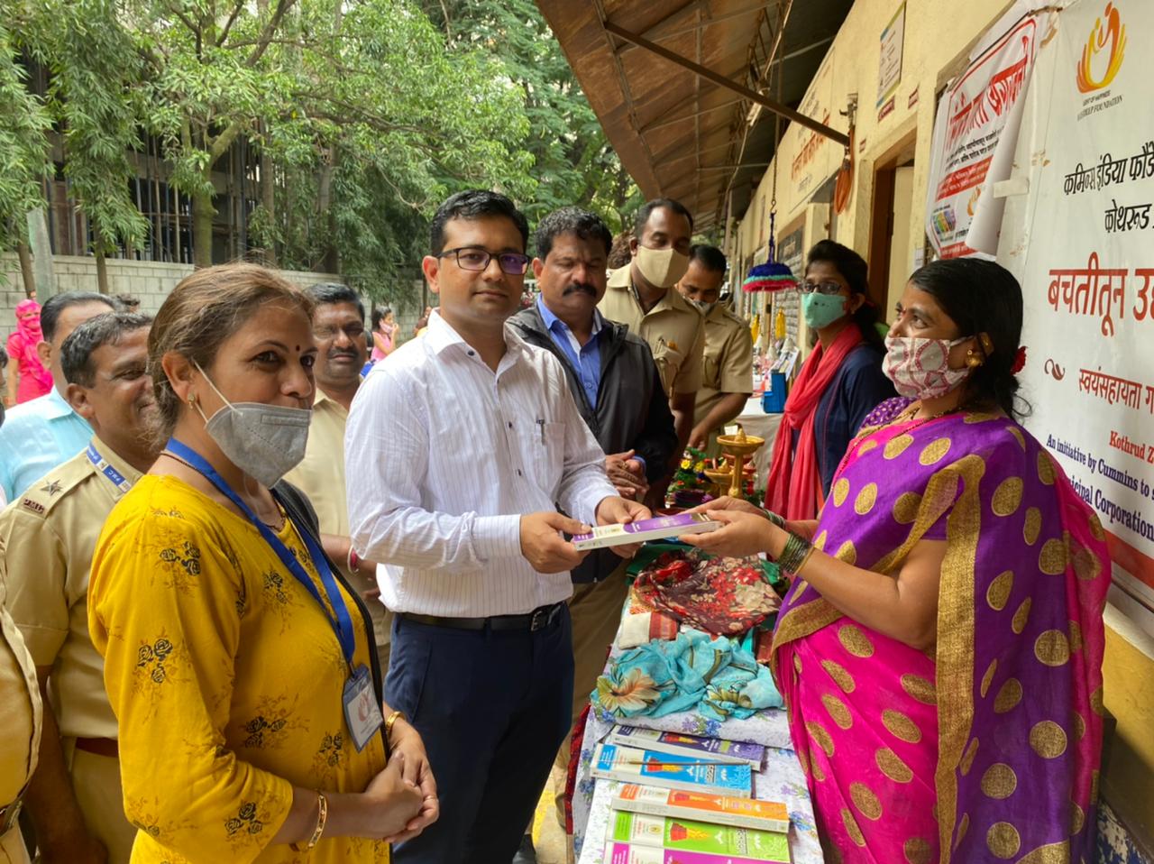 कोथरूडमध्ये टाकाऊ वस्तूंपासून  साकारलेल्या विविध कलाकृतींचे अनोखे प्रदर्शन..  